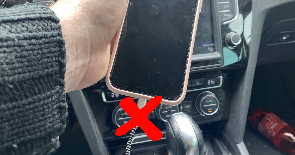 Za nabíjení mobilního telefonu v autě hrozí pokuta: Policie při konkrétní chybě nebere nikoho na milost. Je to „o papíry“?