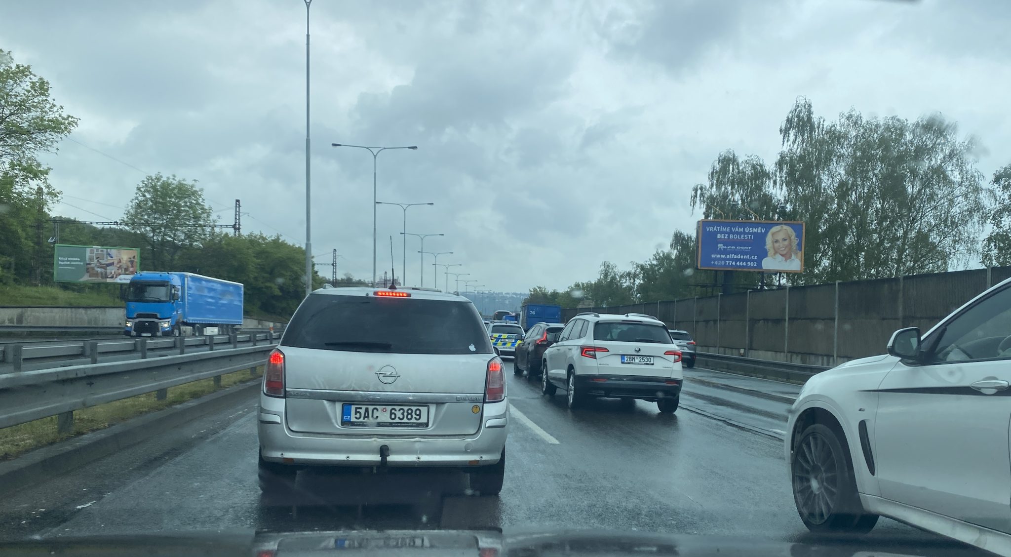 Klec spadne na každého řidiče: 6 let staré pravidlo 99 % českých motoristů nerespektuje, teď začnou tvrdé kontroly