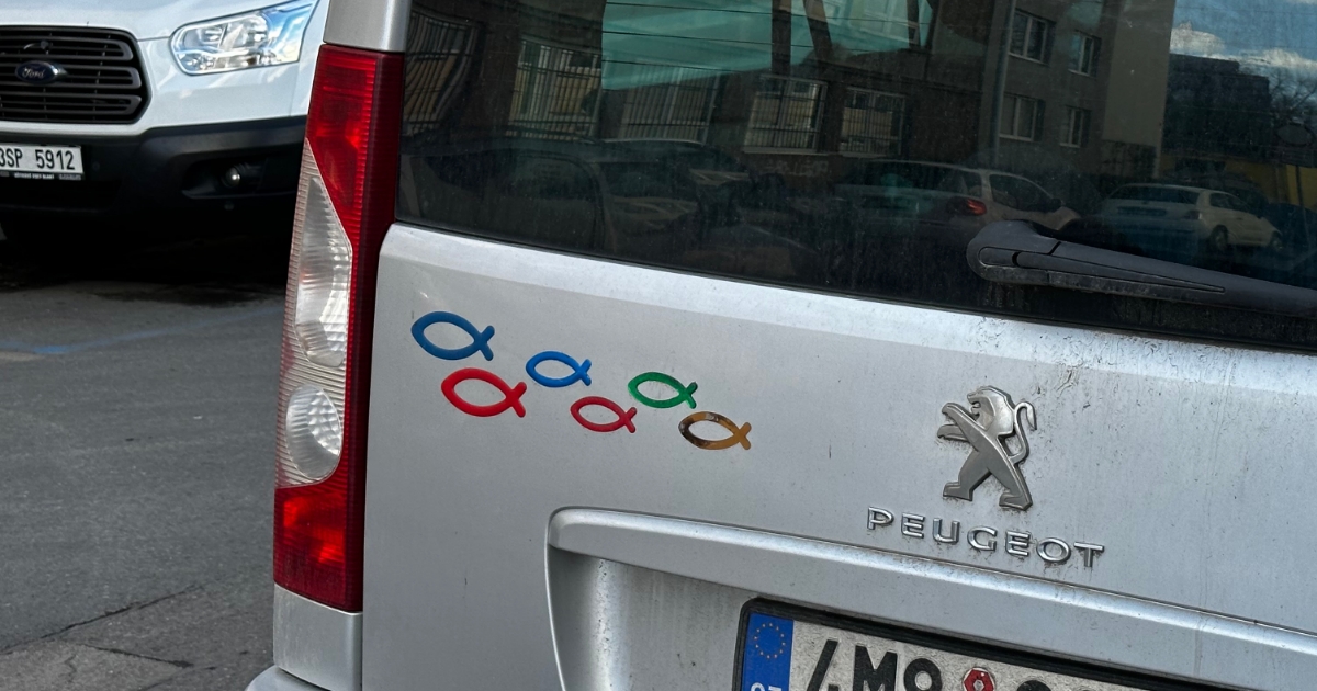 Tajemství nálepky ryby na autě: Co můžete očekávat od řidiče s touto samolepkou? A co vlastně značí? Výhody i nevýhody