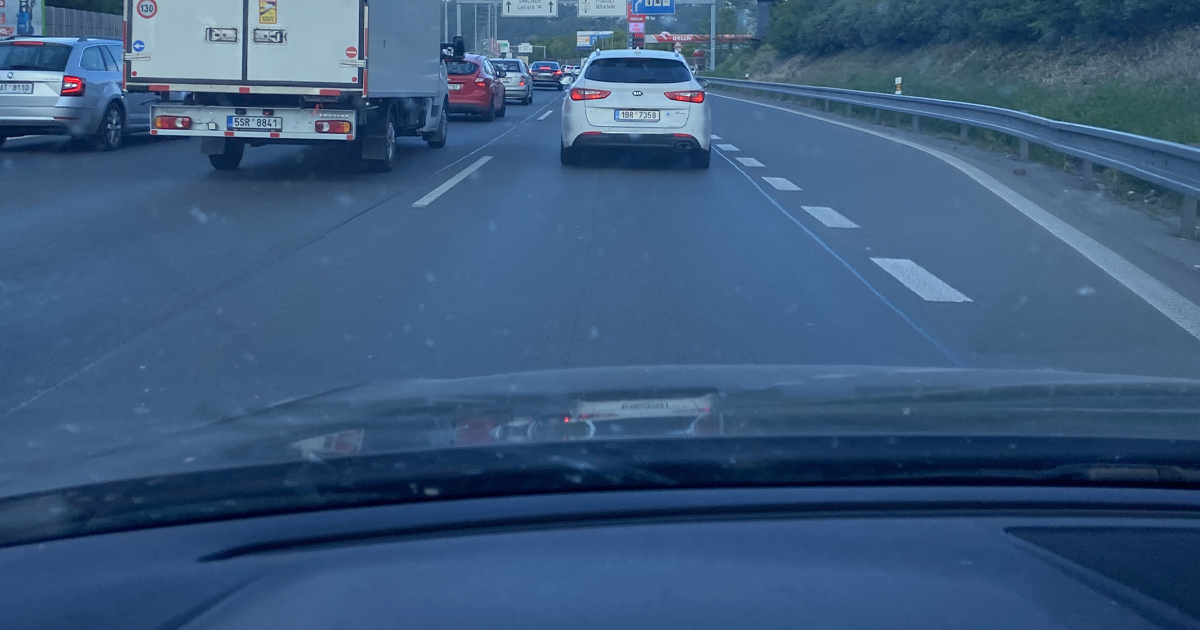 Radar na dálnici nachytal řidiče kamionu s kočkou na rameni. Virální fotka a systémový problém