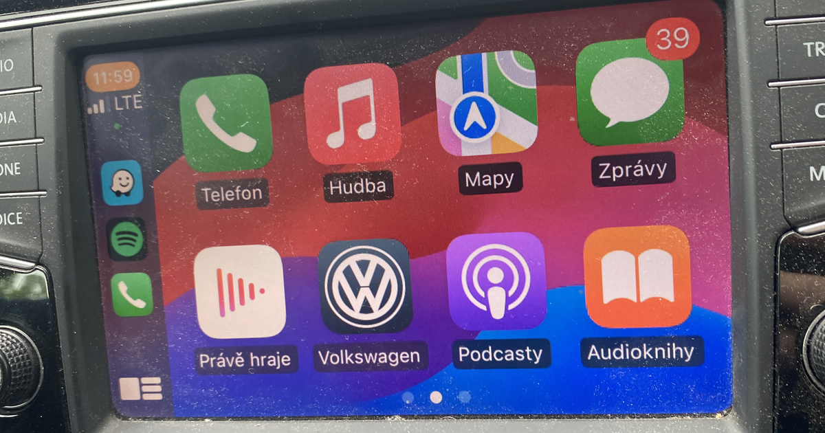 Apple CarPlay skrývá funkce, které řidiči aktivně nevyužívají. Osobně jsem je otestoval