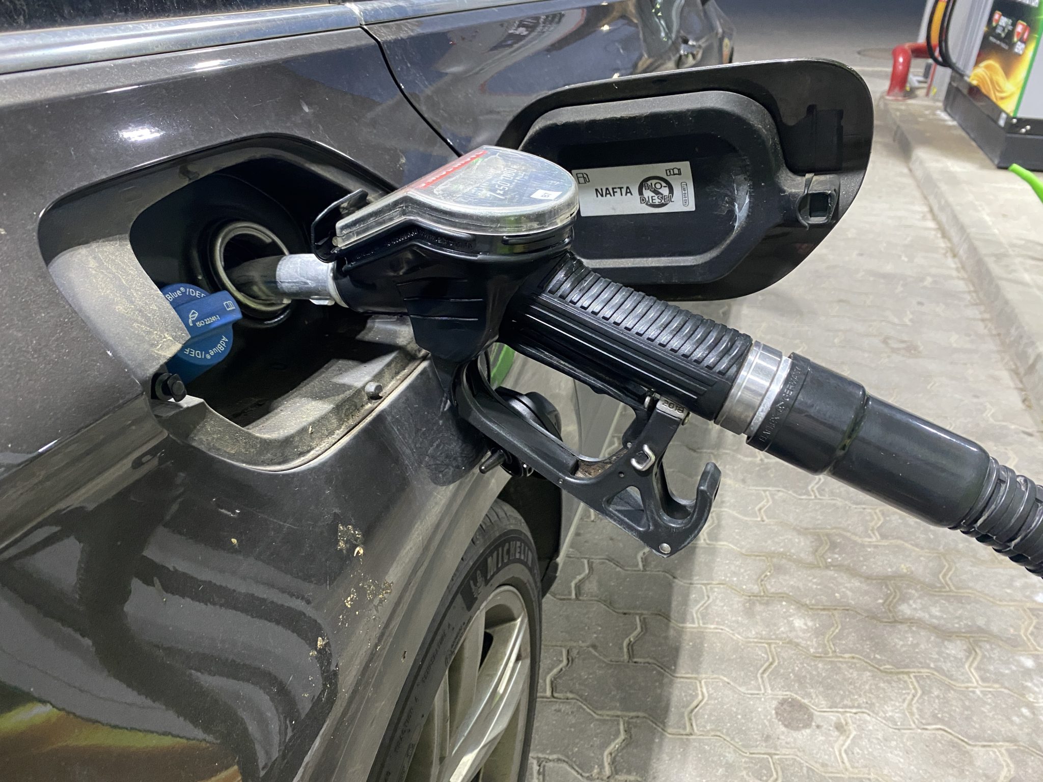 Zaplatí stejnou částku, ale natankují více paliva. Řidiči vymysleli geniální grif u stojanů čerpacích stanic