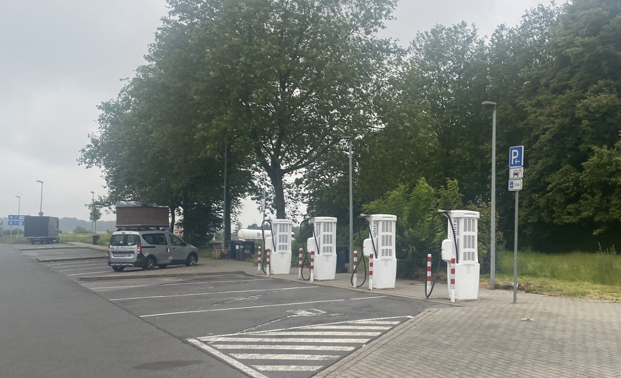 Zákaz dobíjení elektromobilů na plnou kapacitu začal platit. Nabijete na 85 % a pak vás od stojanu vyhodí, dokonce i s pokutou