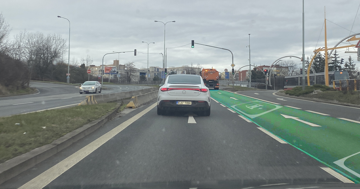 Elektromobily mají v kolonách výhodu: Spravedlivá motivace, nebo jen čistá protekce?