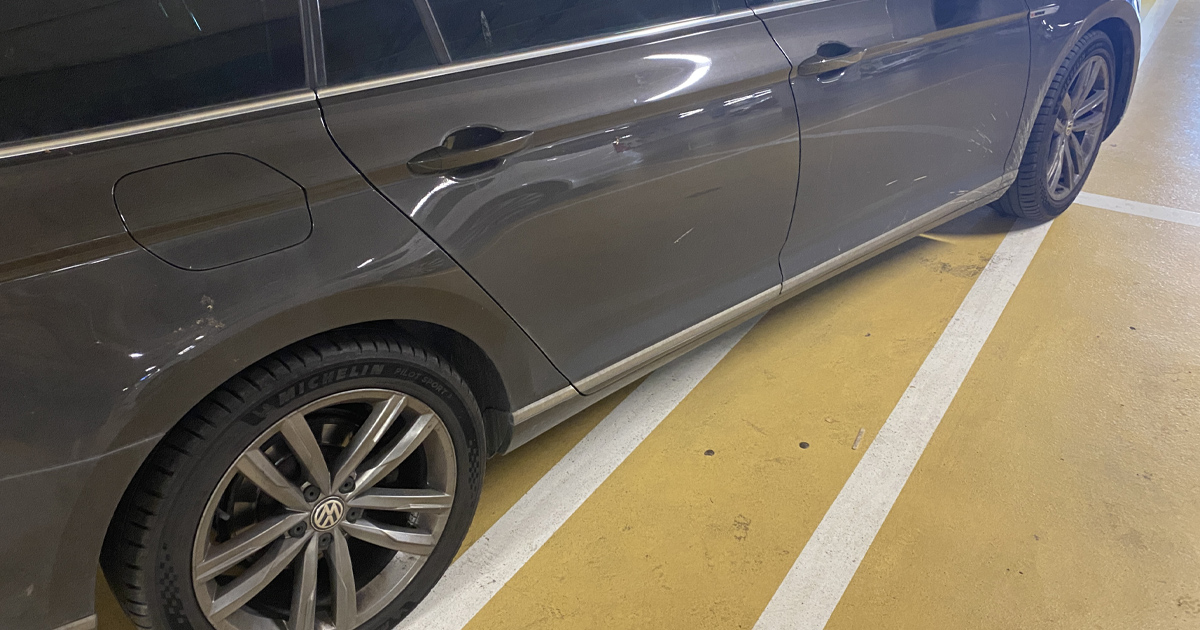 Nové pravidlo parkování z Velké Británie: Chodník musí zůstat volný alespoň 1,5 metru