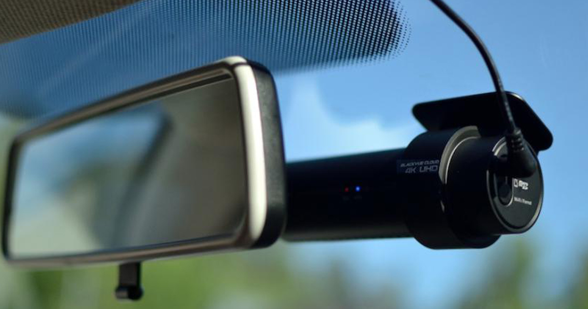 Autokamera vás může dostat do potíží: Nalepit ji na čelní sklo je přestupek. My víme, kam s ní