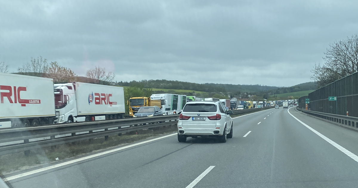 Na dálnici smíte předjíždět zprava. Od této rychlosti je to legální, 97 % řidičů nezná výjimku