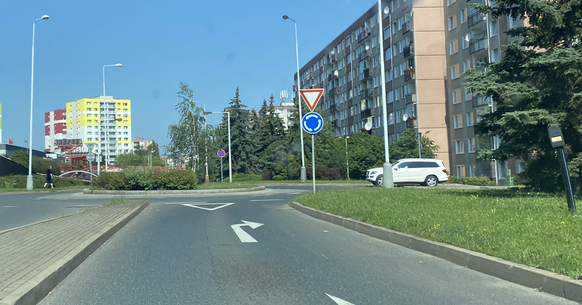 Myslíte si, že umíte jezdit po kruháči? Novinka z Francie mění pravidla ve prospěch cyklistů a řidiče přivádí k šílenství