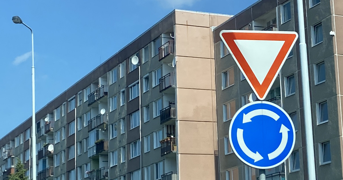 Nalhav upozornn: Zmna pednosti v jzd na kruhovch objezdech