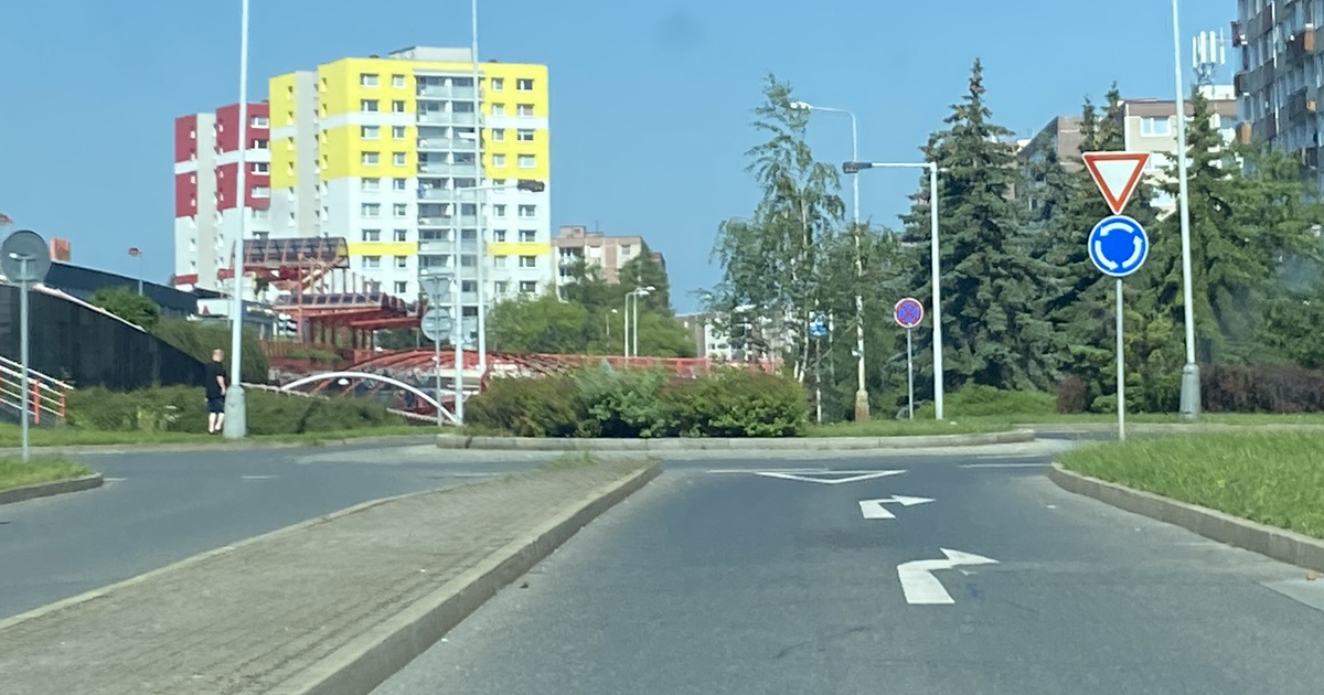 1/2 českých řidičů na kruhovém objezdu zapomíná důležité pravidlo. Pokuta je 6 600 Kč, i když zachybujete na dovolené