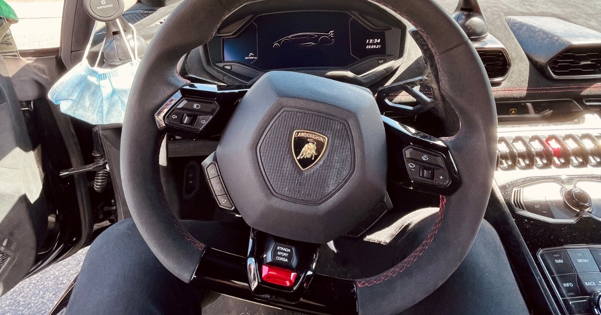 Majitel Lamborghini bez cavyků zaparkoval na stání pro invalidy. Z jeho následného komentáře ovšem mrazí