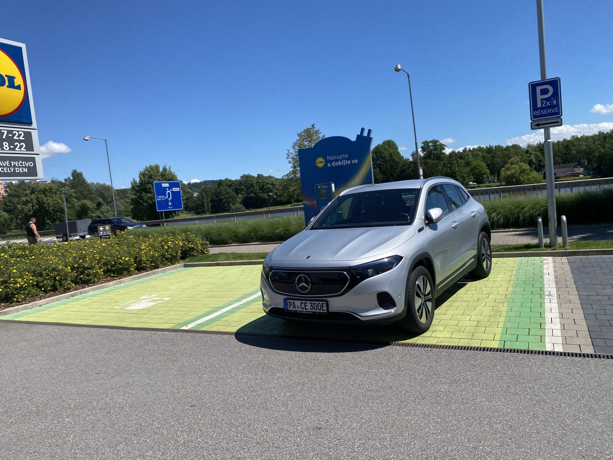 Propočetli jsme, kolik stojí provoz elektromobilu v ČR i zahraničí. A kolik kilometrů musí řidič ročně najet, aby se vyplatil