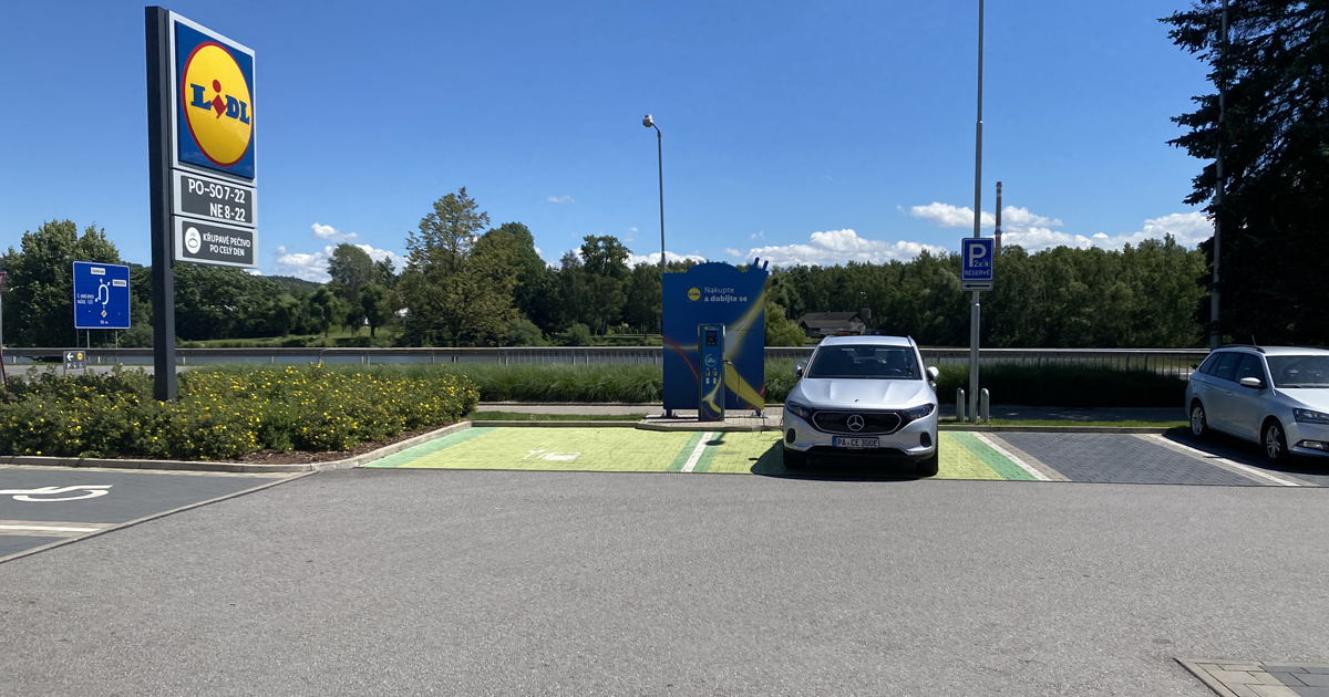 Máte elektromobil? Veřejné dobíjení se mění v noční můru. Zloději v Česku odřezávají kabely od nabíječek