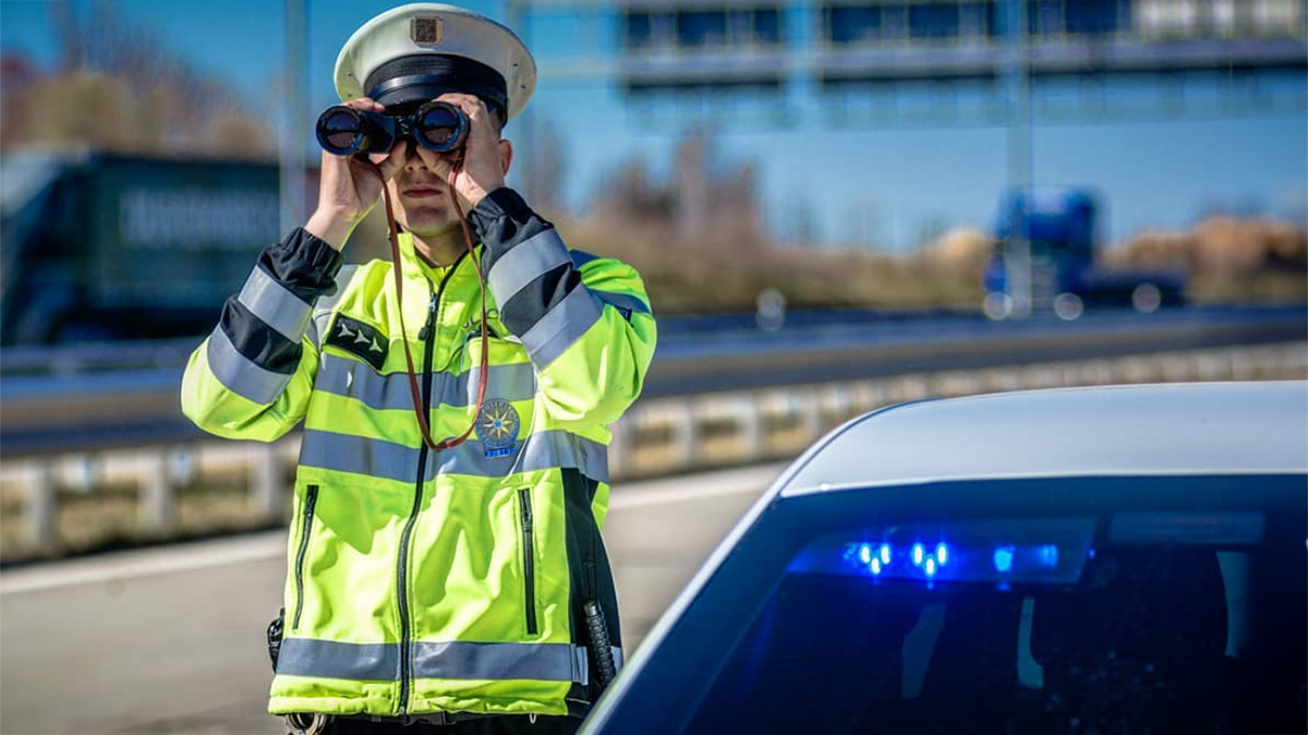 Důstojník policie prozradil, jak pozná řidiče, který za jízdy drží v ruce telefon. Děláte tyto pohyby také?