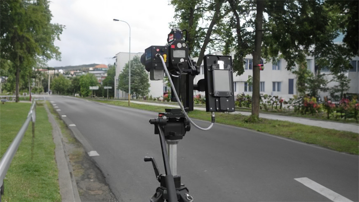 Motorkáři mají utrum? Nové rychlostní kamery fotí zezadu a řidiči se bojí pokut. Zjistili jsme, jak to s nimi je