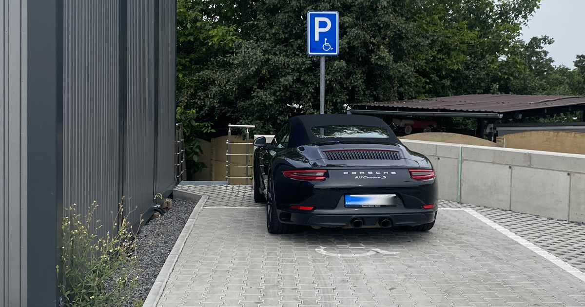 Bezmozek z Prahy arogantně zaparkoval své Porsche 911 na místo pro postižené. Jaký je váš názor na tuto fotku? Udělíme mu lekci