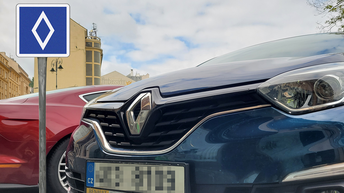 Sprostá dopravní značka? Bílý kosočtverec v modrém poli dokáže řidiče rozesmát, ale i vytrestat