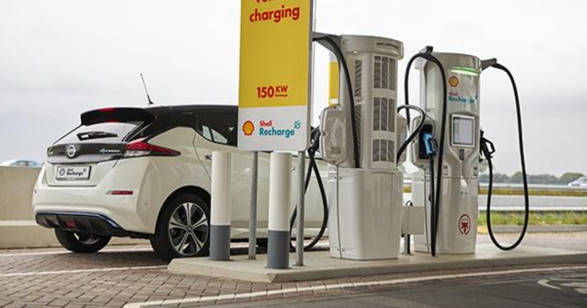 Stát elektromobily prosadí. Novým zákonem donutí 80 % čerpacích stanic umístit nabíječky místo stojanů na benzín a naftu