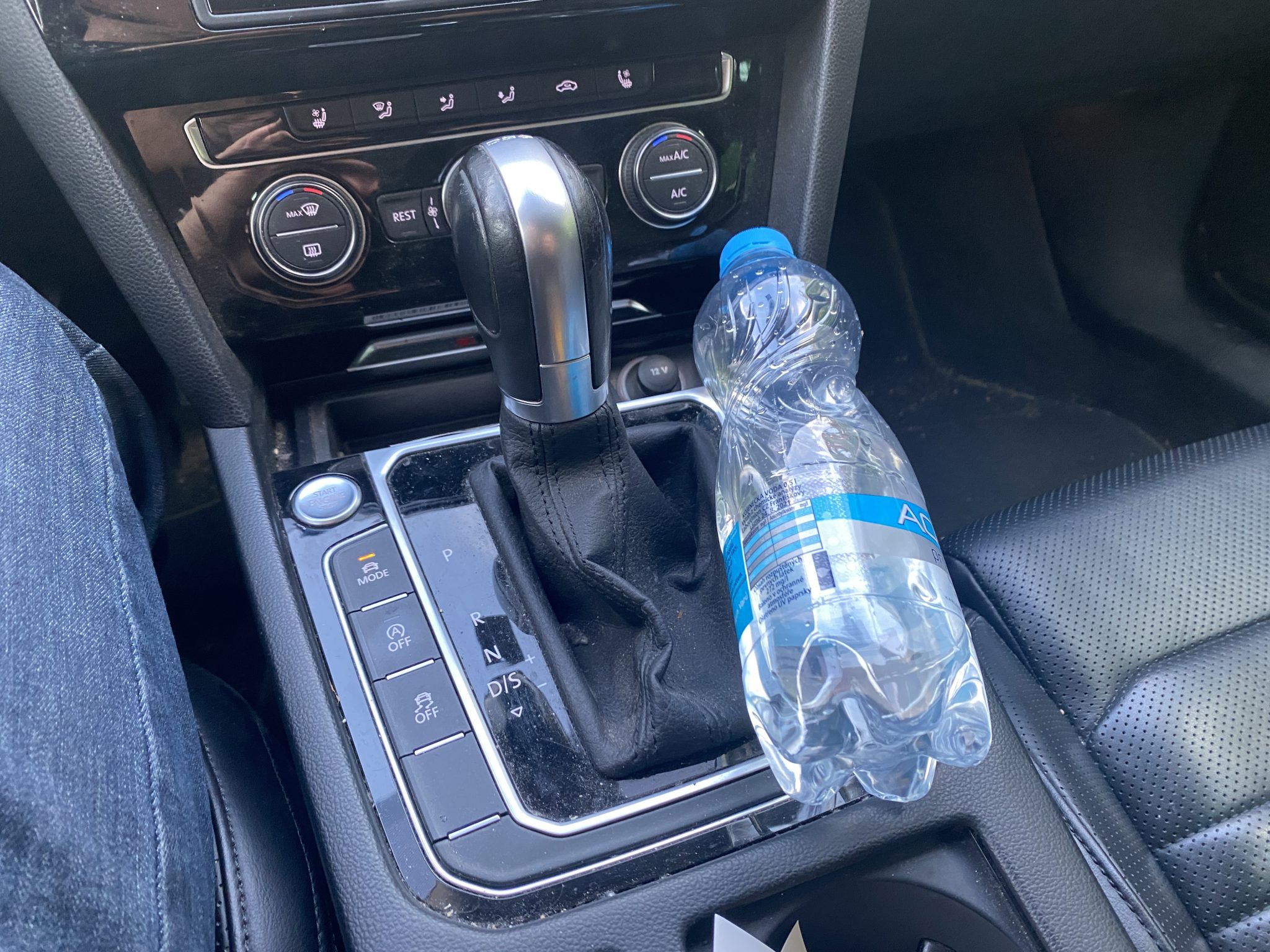 Automat v koloně svádí k chybě: zlozvyk na semaforu tiše ničí převodovku. Mechanici varují před neutrálem