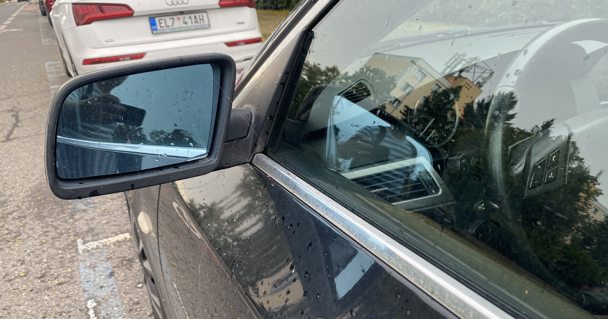 Stále více řidičů si dává na zrcátka igelitky. Nejde o výstřelek, tenhle trik byste měli zvážit i vy
