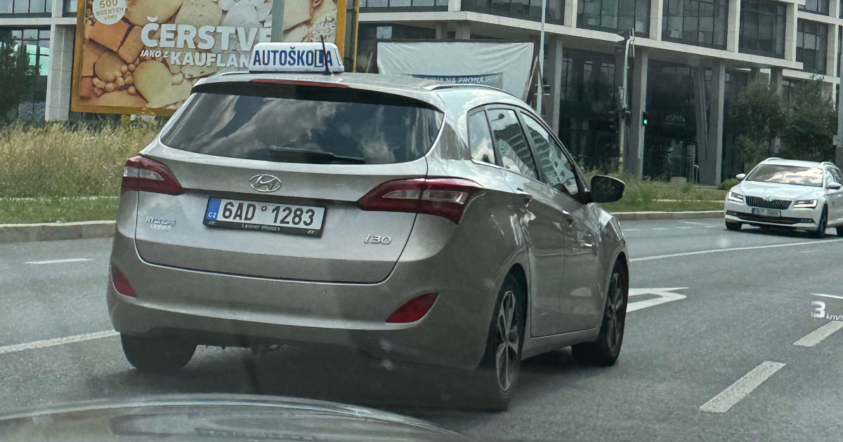 Žákyně v autoškole sáhla na červené po mobilu. Instruktor jí udělil životní lekci, tleská mu celá země