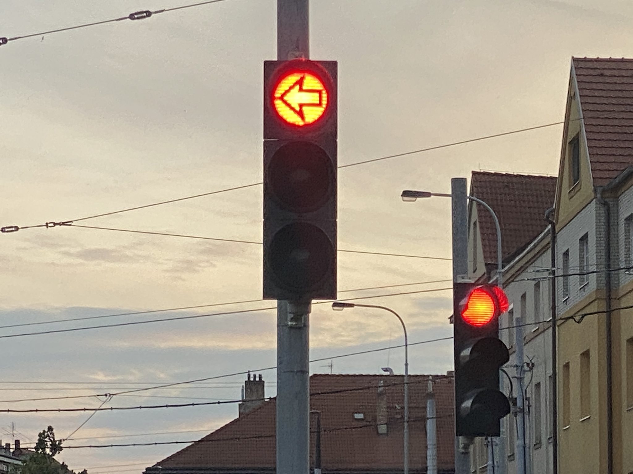 Stojíte na červené a jen lehce držíte brzdu? TÜV varuje, že si tím rychleji opotřebováváte automatickou převodovku