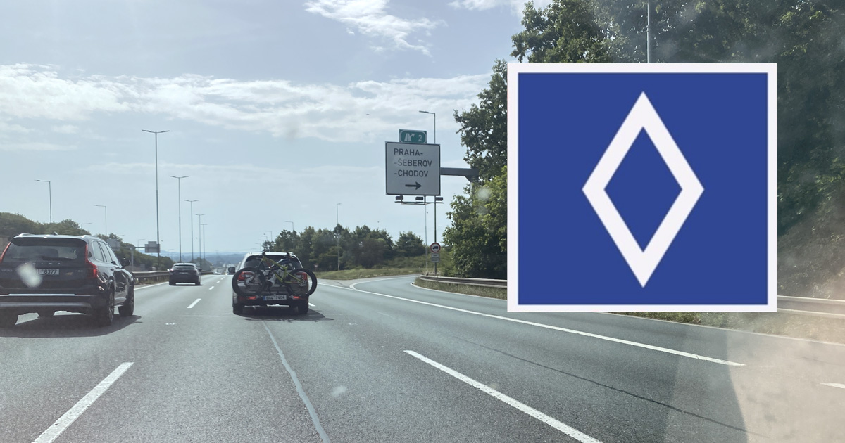 Kdo nezná dopravní značku se „sprostým“ symbolem, zaplatí 3 300 Kč. Pokuta řidičům po týdnech dorazí rovnou do schránky