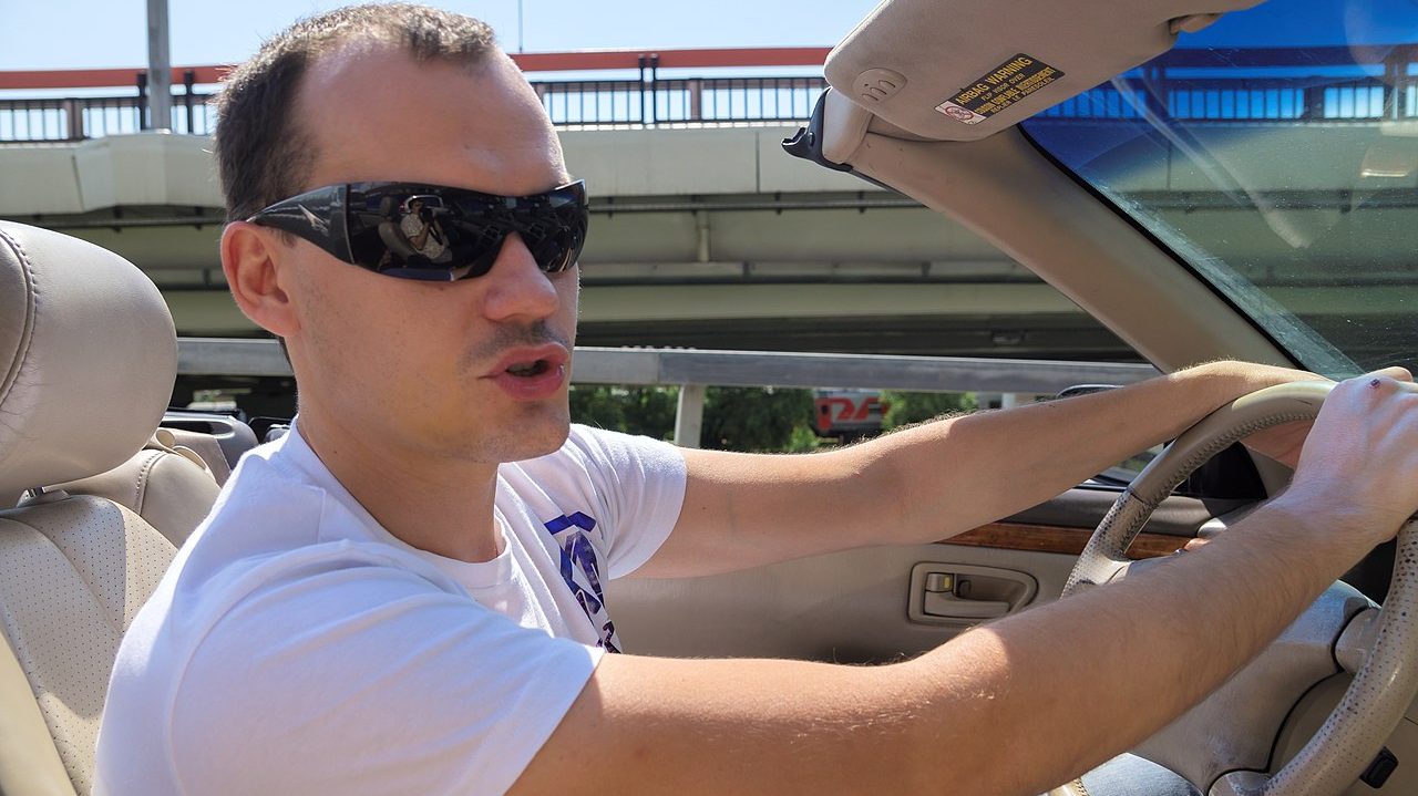 V Itálii vám dají pokutu až 8 300 Kč za vystrčený loket z okna auta. Otevřené okno během parkování stojí ještě víc