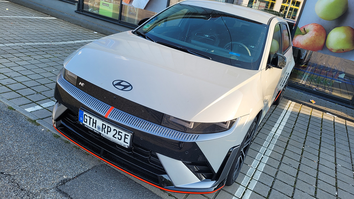 Vláda prosadila snížení maximální povolené rychlosti pro auta se spalovacími motory. Elektromobily budou moci jezdit rychleji