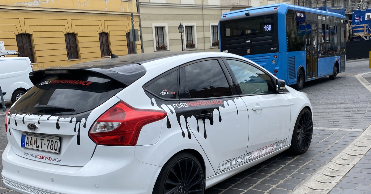 Silniční daň nově podle výkonu kW. Kolik byste zaplatili? Maďarský NAV vydal kalkulačku s novými cenami pro rok 2026