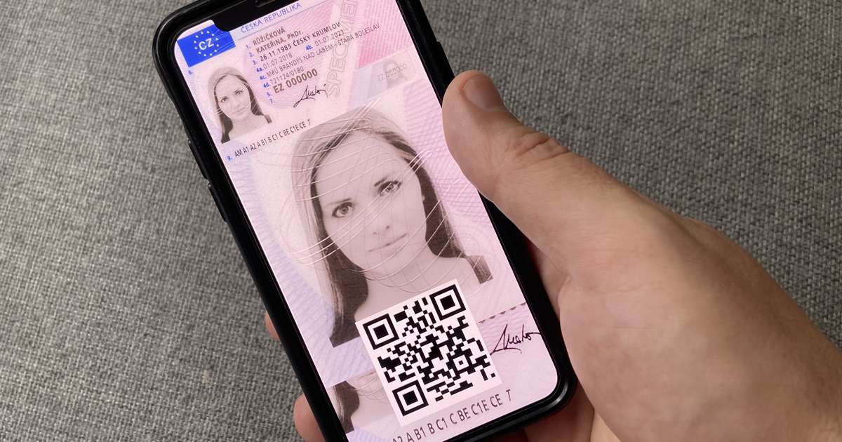 Řidičák nově pouze v mobilu? Plastová verze je na vyhození. Další nutné změny v dokladech – plošně pro celou ČR