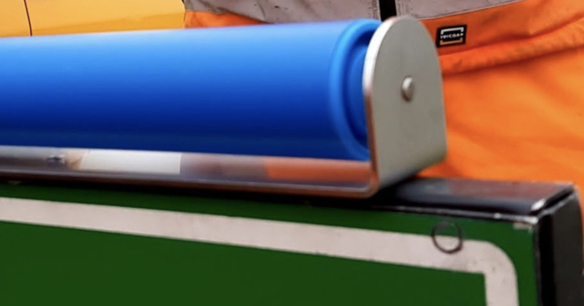 Na dopravních značkách přibyly tajemné modré válce. Nečekaný účel nezná 99 % řidičů, doplatí na to