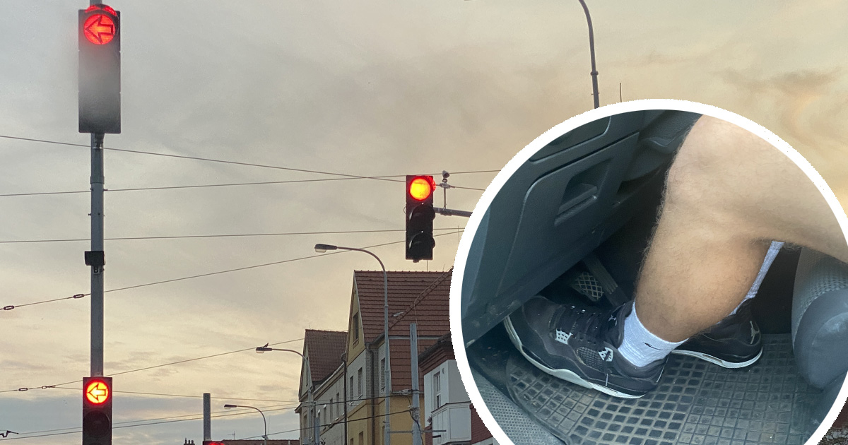 Stojíte na spojce při čekání na červené na semaforu? Od zítra už to svému autu neuděláte
