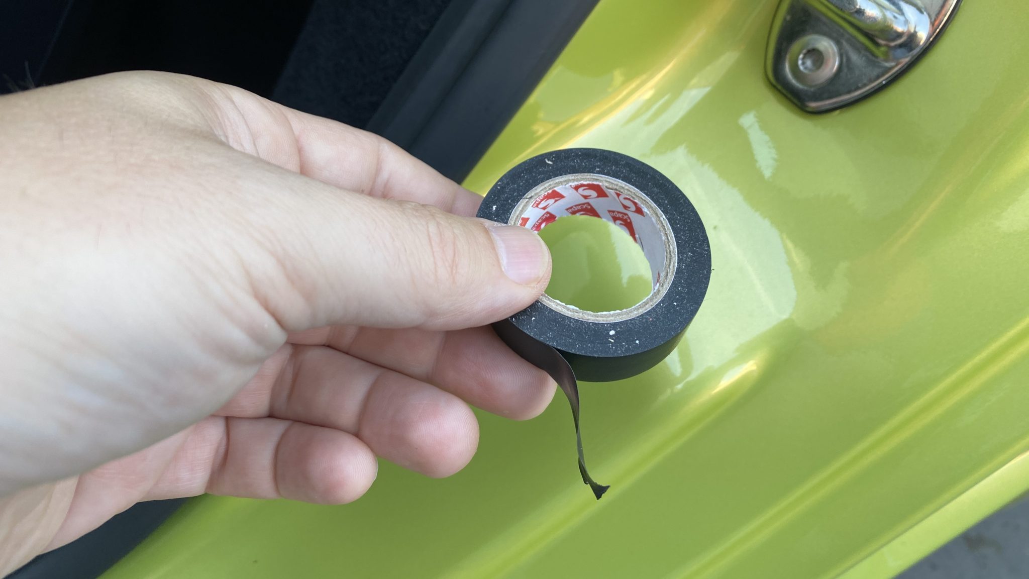 Proč řidiči lepí na přední sedadlo barevnou elektrikářskou pásku? Neuhodnete, přitom je to zlepšovák roku