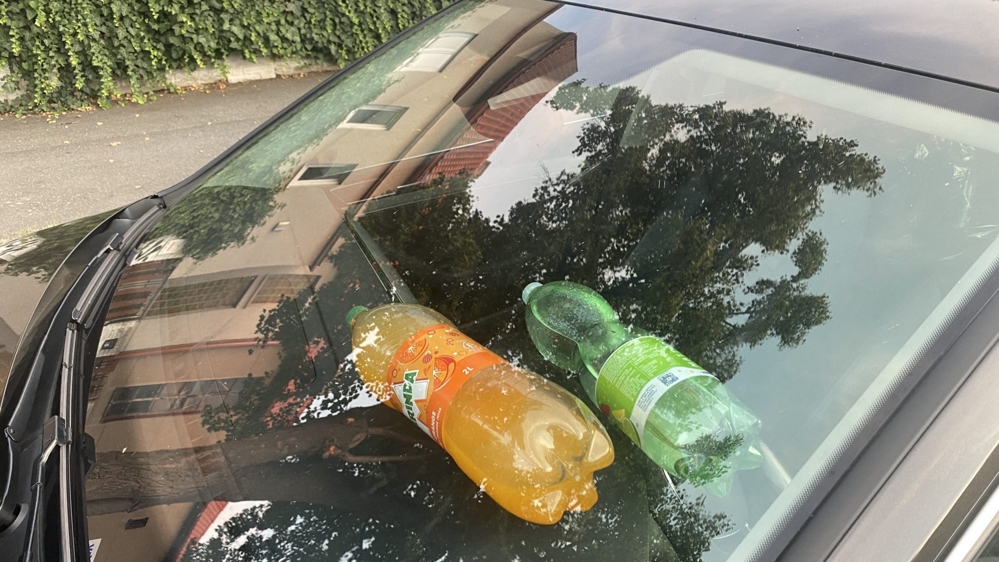 Řidiči netuší, že nesmí nechat v autě PET lahev s vodou. Vysvětlení je „vědecké“ a za porušení hrozí vysoká pokuta