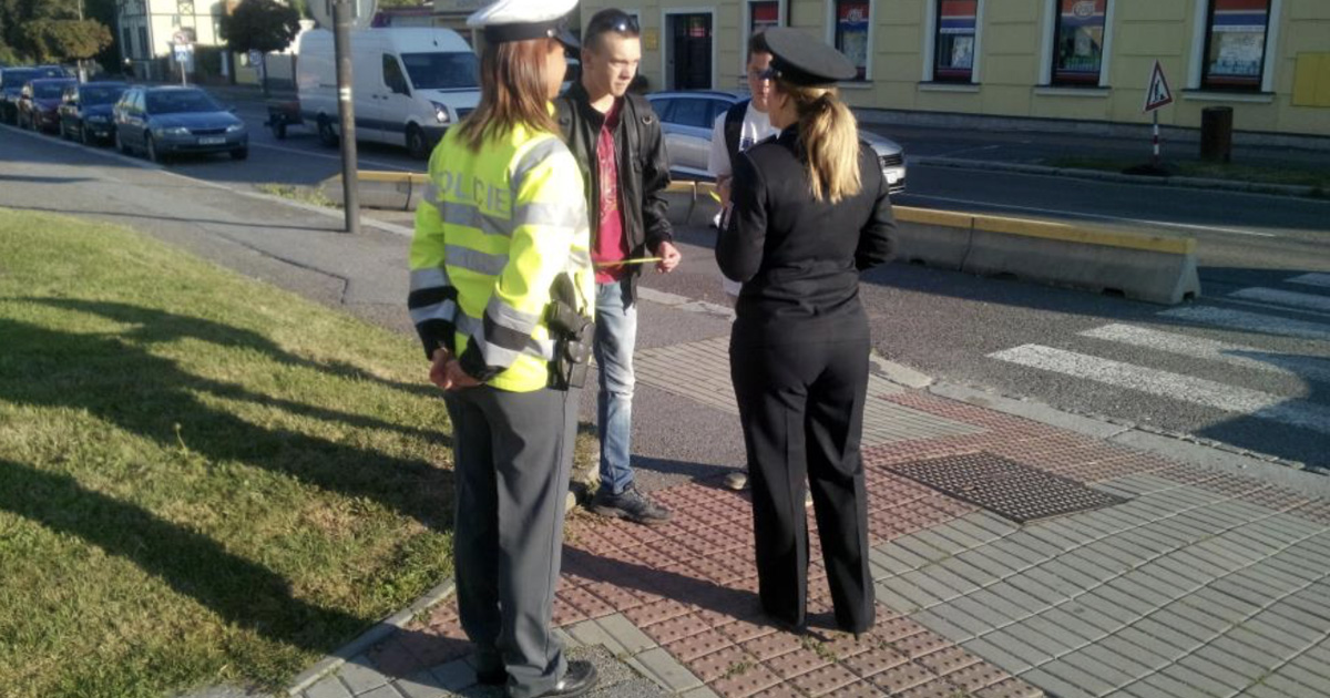 Můžete se rozjet, když je chodec ještě na přechodu? Zeptali jsme se dopravního experta