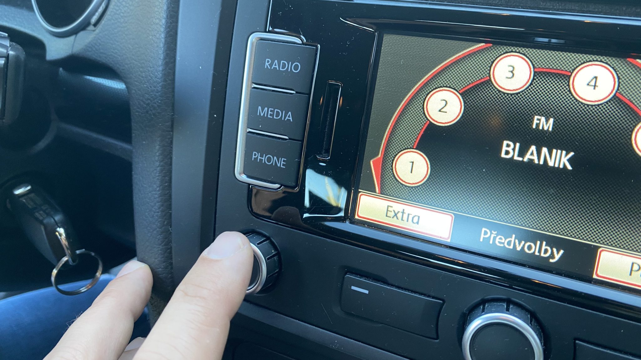 Autorádio má jednu „kouzelnou“ funkci a řidiči ji přesto ignorují. K čemu tlačítko AF slouží a proč je důležité?