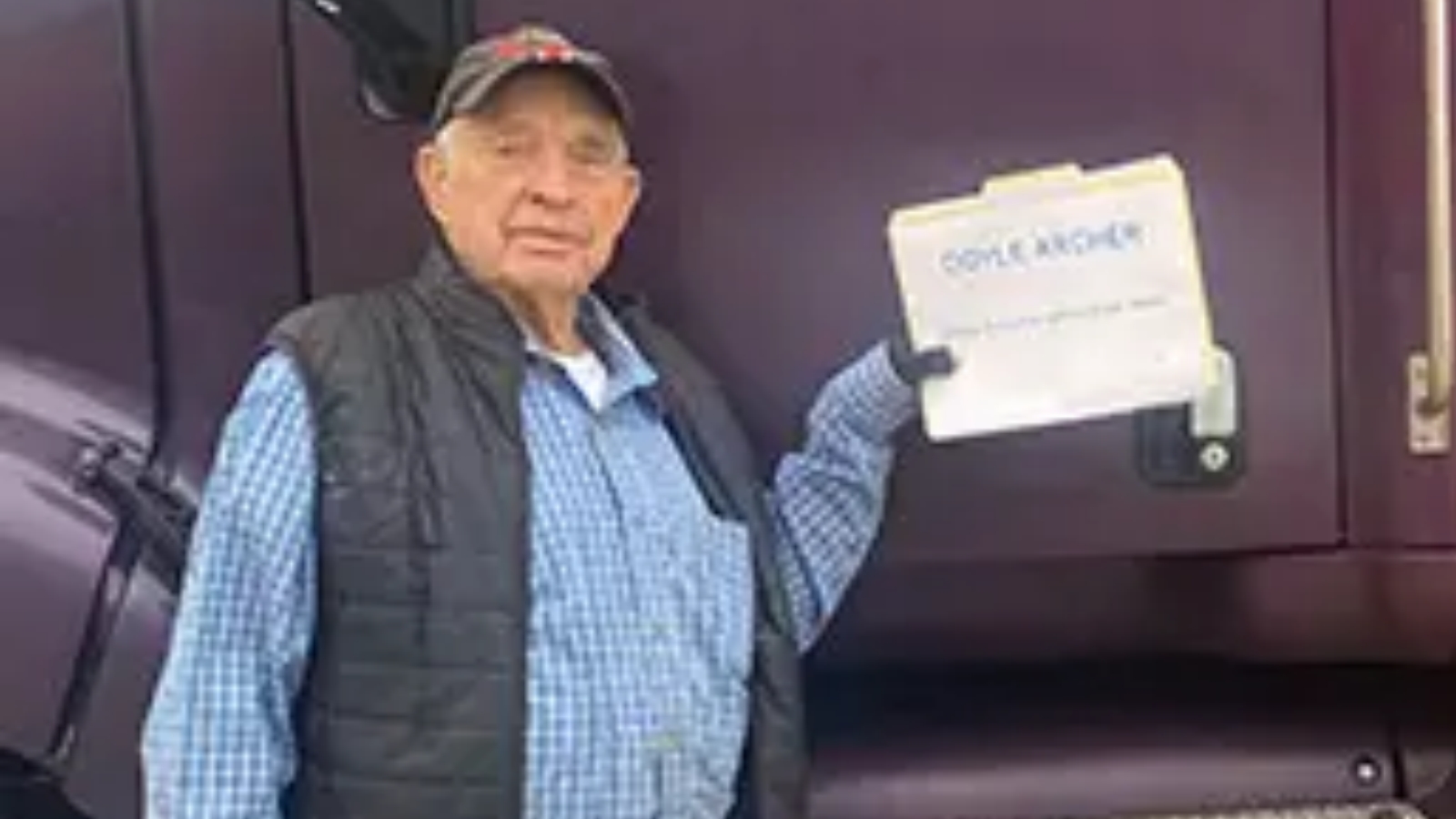 Nejstaršímu řidiči kamionu je 90 let a stále jezdí. Přeje si, abychom vyslyšeli jeho životní řidičskou radu – 1 609 000 km bez nehody