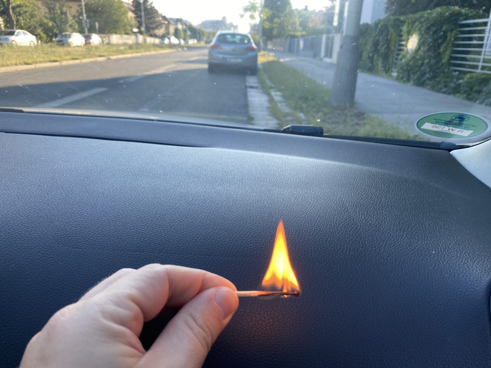 Oblíbená vůně novoty v interiéru auta škodí zdraví. Za horkých dnů uvolňují plasty látku, kterou WHO řadí mezi karcinogeny