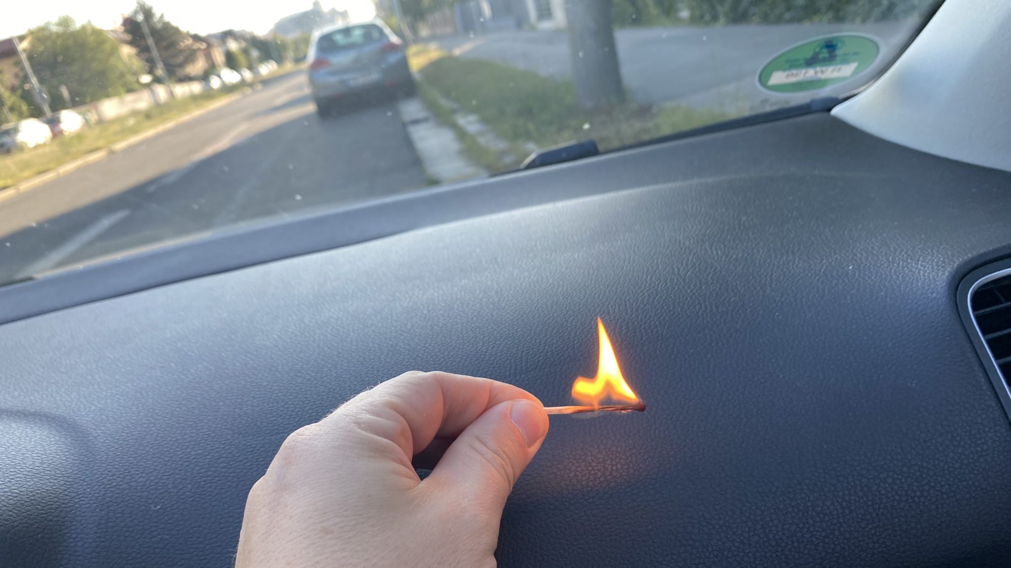 Jak se zbavit všech škrábanců v autě za 10 vteřin: Krabička od sirek nebo zapalovač, radí automechanik se 45letou praxí