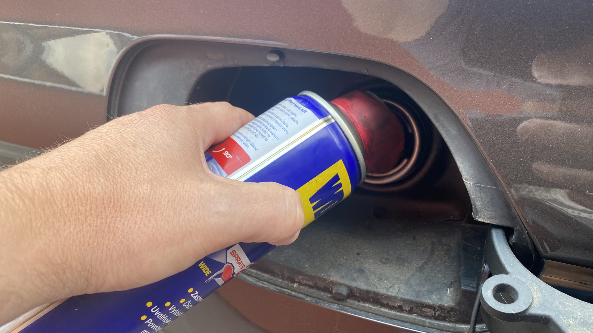 Do olejového hrdla motoru nalil WD-40. Auto nastartoval a žasl nad tím, co se právě stalo