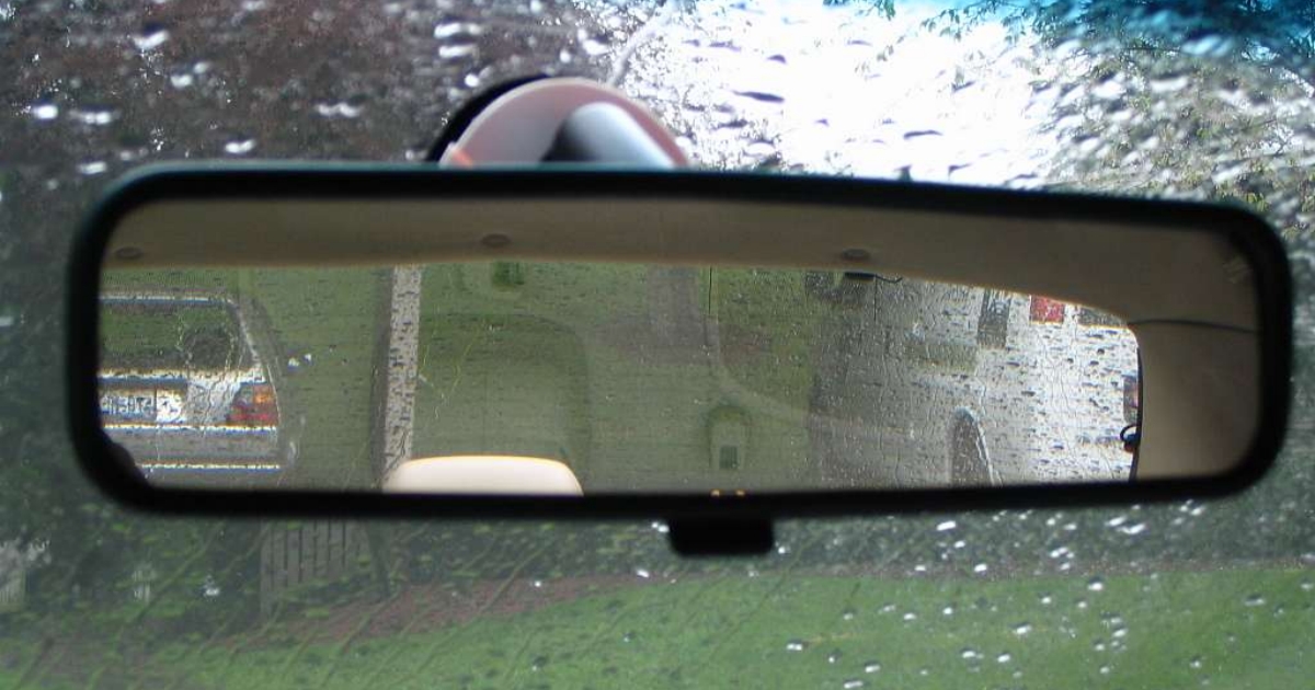 Největší vychytávka v autě je malé tlačítko nad vašimi hlavami. Znáte ho? Mladí řidiči ani nevědí, o co jde