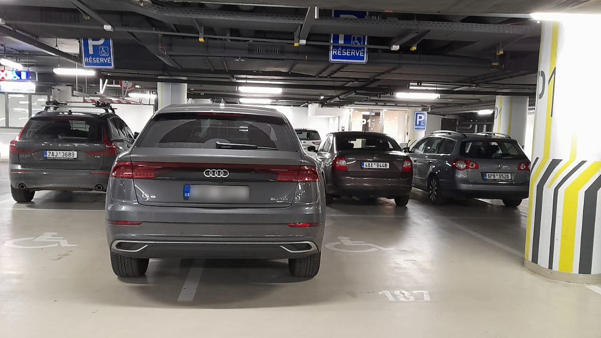 Začala platit nová pravidla parkování. Parkovací hodiny nebo lístek za oknem nestačí, musíte mít aplikaci