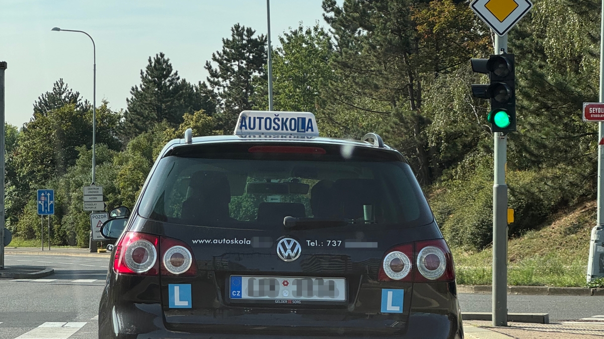Nová pravidla pro zkoušky v autoškole: Jsou tak složitá, že začnete bydlet v autě s komisařem. Skoro nikdo je nezvládne