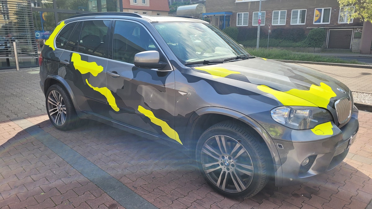 Za překročení rychlosti o 1 km/h mu policie zabavila BMW. Syn bude otci 750 000 Kč splácet hodně dlouho