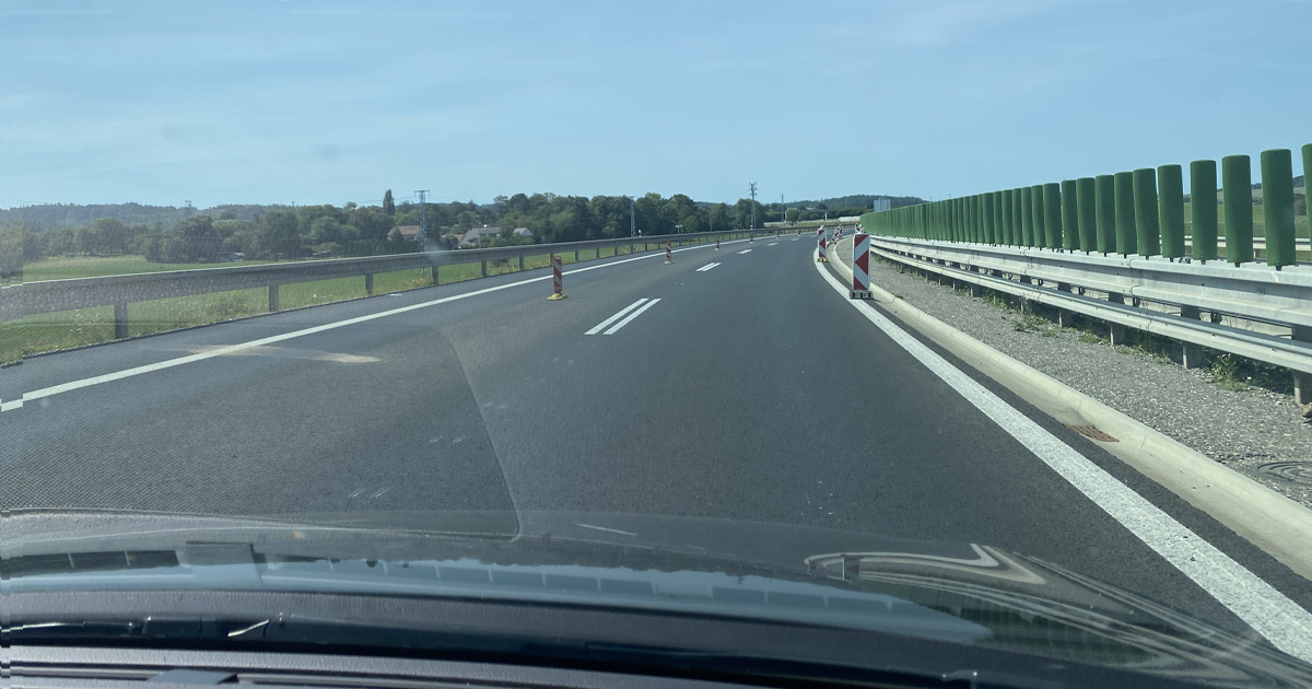 Dvojitě přerušovaná středová čára na silnici „školí“ řidiče. Víte, jak se tam správně zachovat? 96 % Čechů ne