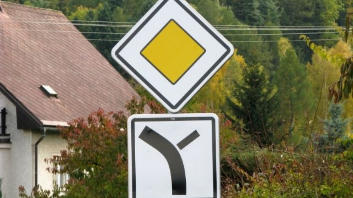 Zvládnete základní otázky z autoškoly bez zaváhání? Tady se rychle ukáže, jestli jedete podle pravidel, nebo jen podle zvyku
