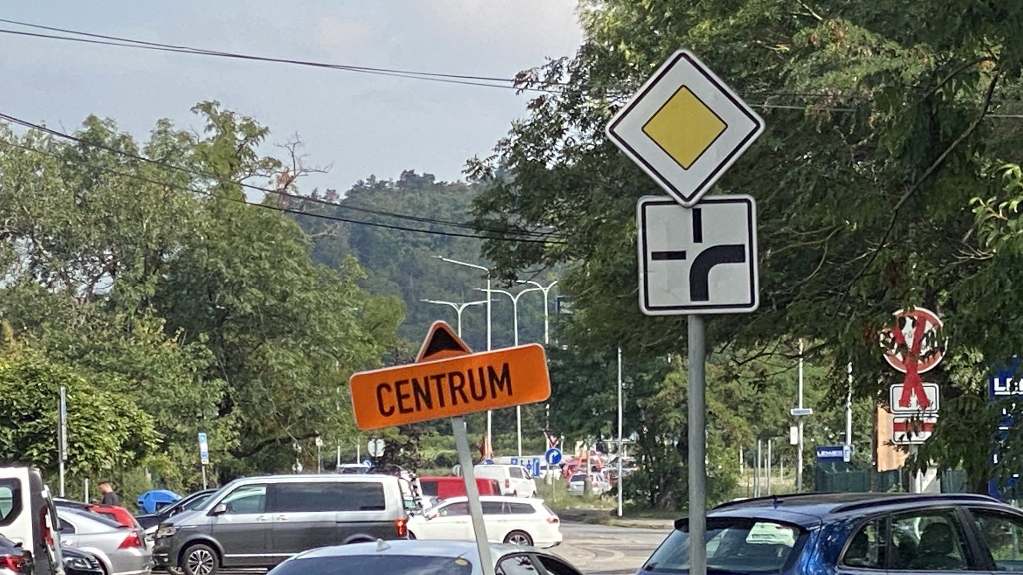 Použijete v této situaci blinkr, nebo ne? Většina českých řidičů chybuje. Neříkejte, že jste jedním z nich