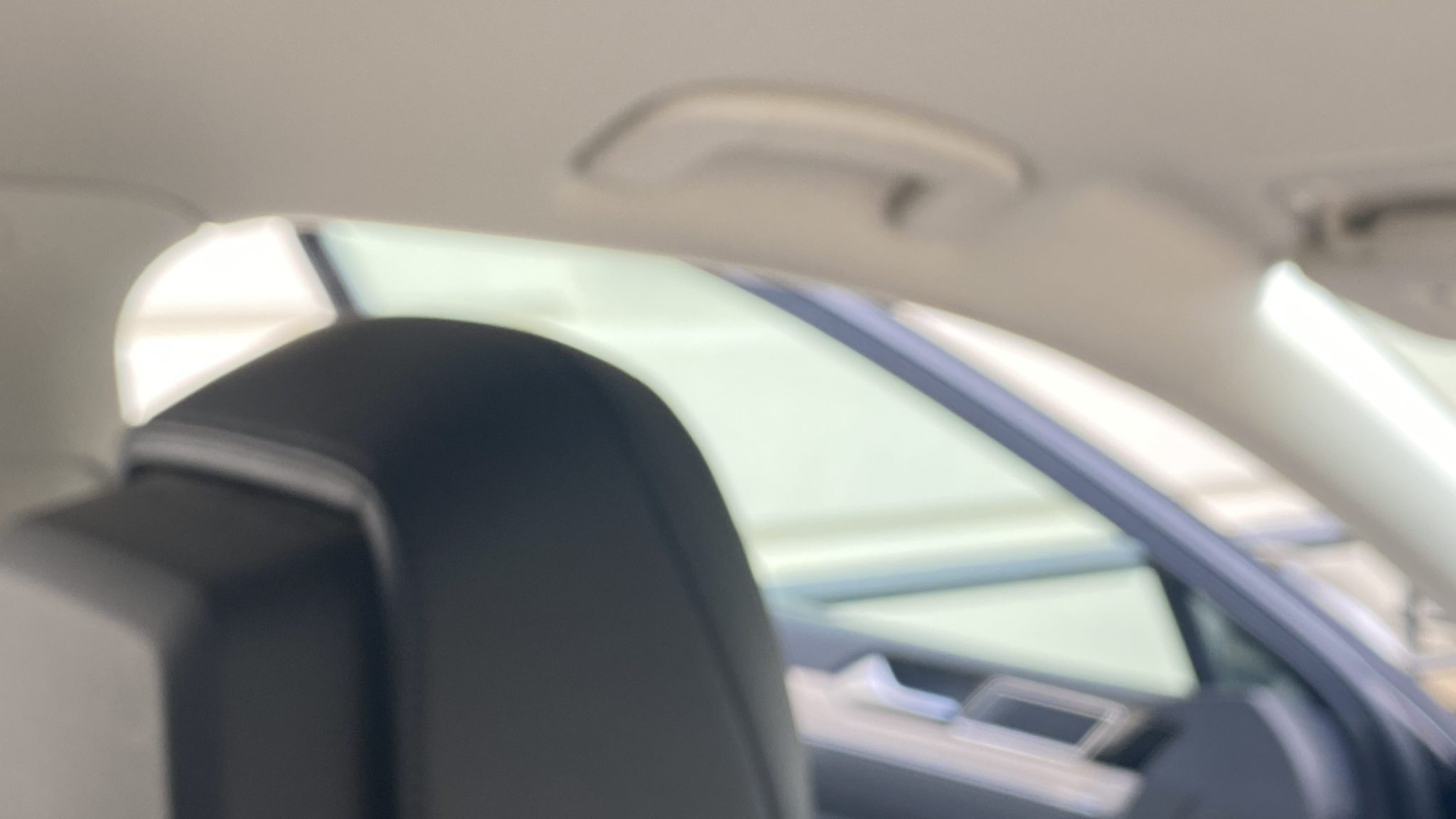 Víte, k čemu opravdu je madlo v autě? Až 74 % českých řidičů odpoví špatně. Otestujte své znalosti