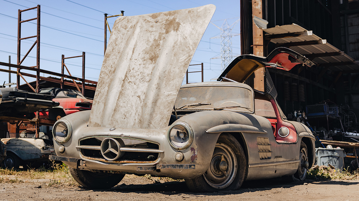 Roky utajovaný automobilový poklad byl nakonec odhalen. Opuštěná stodola skrývala nejvzácnější vozy světa